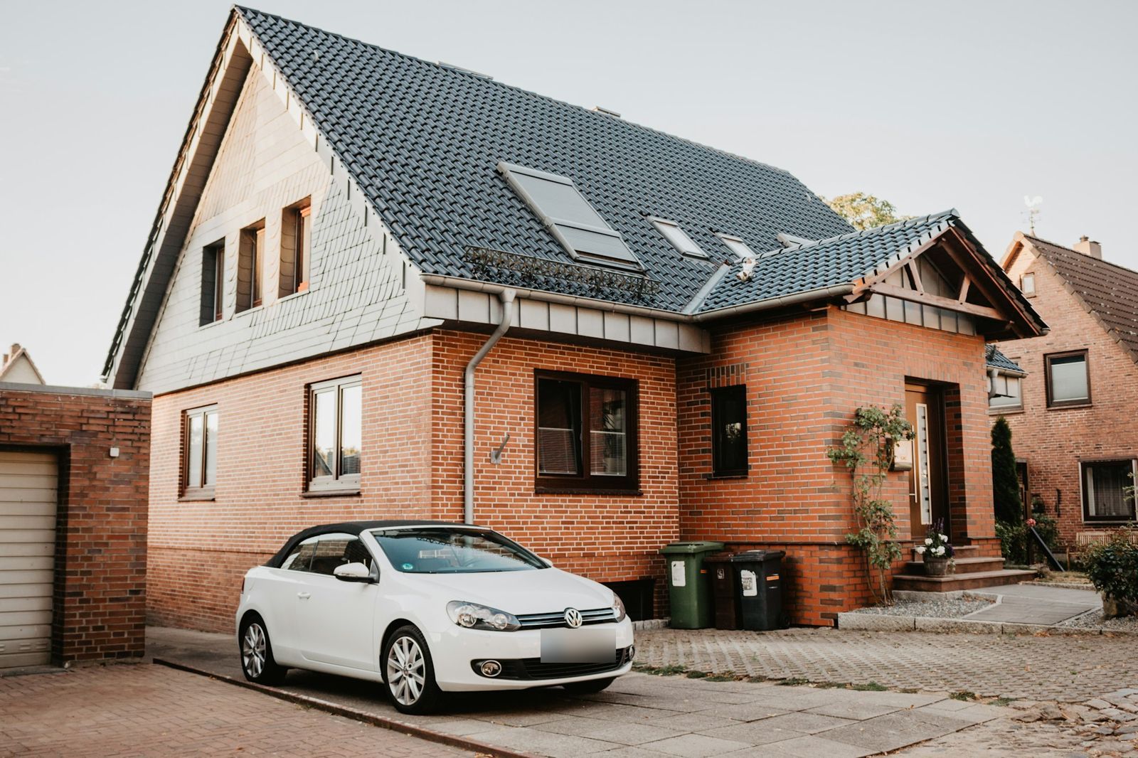 Einfamilienhaus mit Gaube und Garage