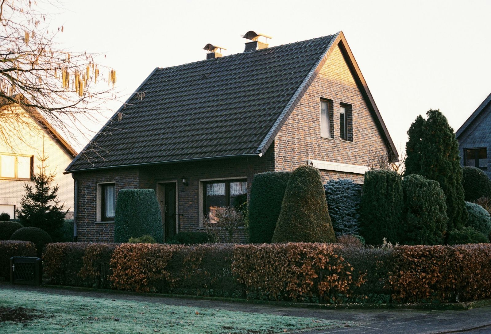 Klinker-Einfamilienhaus mit Satteldach und Vorgarten