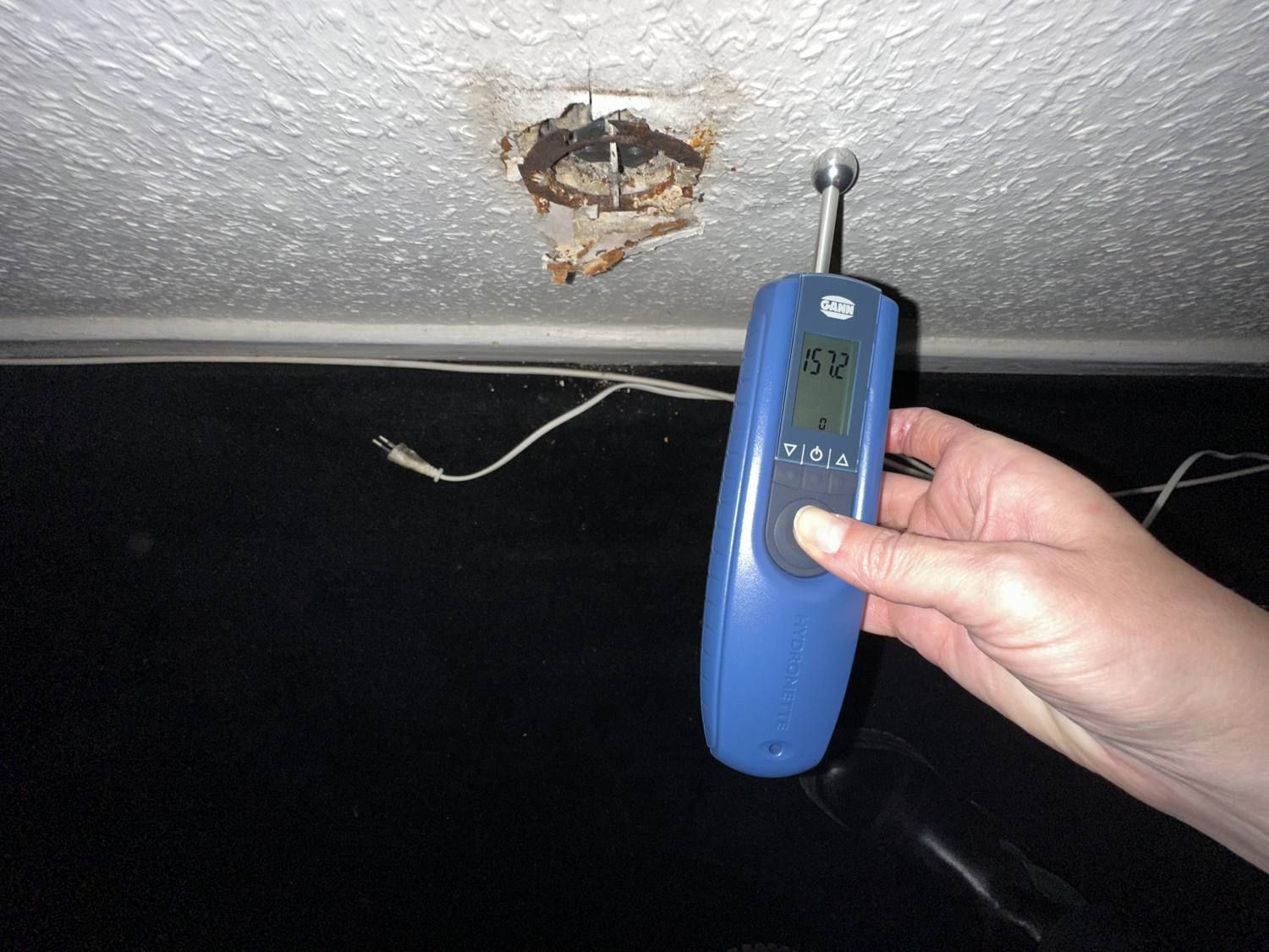 Feuchtemessung an einer Kellerwand